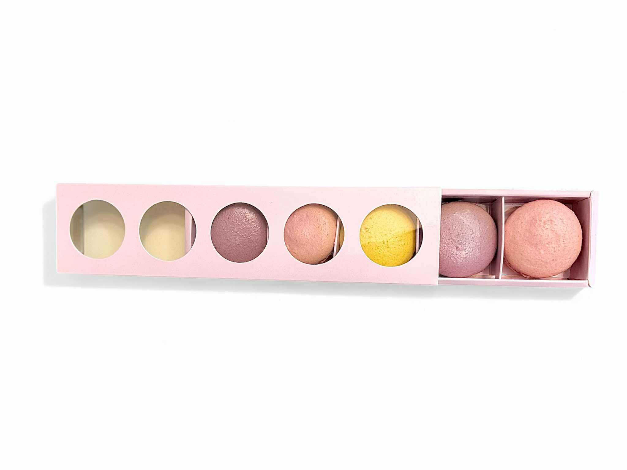 Rožinė macarons dėžutė su langeliu, 1vnt - Image 2